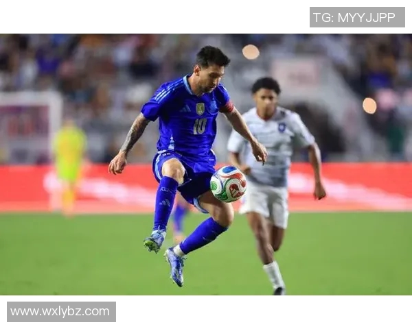 阿根廷前锋梅西在国际友谊赛中攻破进球，帮助球队获得胜利